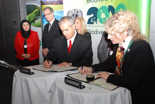 Signing ceremony - Memorandum of Understanding with the Canadian Environmental Network (RCEN) Secretariat of the Convention on Biological Diversity