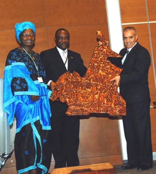 Cameroon donates to the Museum 