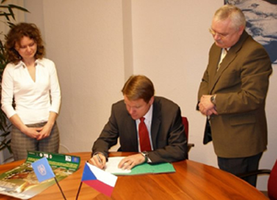 The Czech Minister of Environment, Mr. Martin Bursík, has just signed the Memorandum of Understanding
