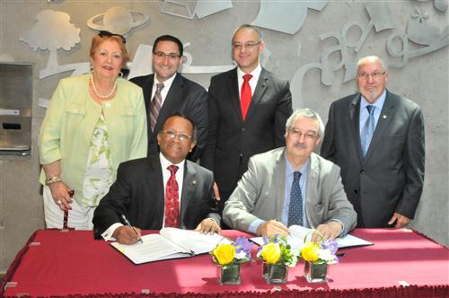 Signing ceremony of agreement between SCBD and Ville St-Laurent (Montreal) Saint-Laurent Montreal