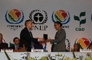 Ahmed Djoghlaf presents the President of COP-8, Marina Silva, with a token of the Secretariat’s appreciation.
