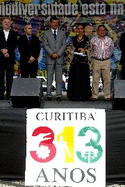Along with Mayor Alberto Richa and Minister Silva, Ahmed Djoghlaf celebrates the 313th anniversary of the founding of Curitiba.