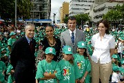  Ahmed Djoghlaf, Marina Silva and Carlos Alberto Richa with the children of Curitiba