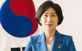 Photo of Minister Han of ROK