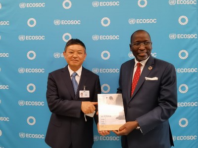 Minister Huang with Mr. Collen Vixen Kelapile, President of the ECOSOC, July 2022